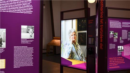 Katharina Sämann, eine der Betroffenen, wird zur Ausstellungseröffnung von ihrem Schicksal als Kind aus einer unerwünschten Beziehung berichten.
