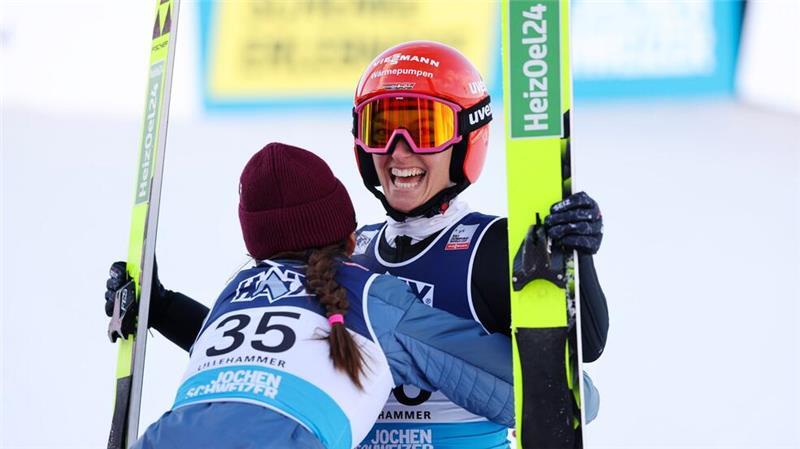 Doppelsieg für furiose deutsche Skispringerinnen Katharina Schmid (r.) bejubelte in Lillehammer den 16. Weltcup-Sieg ihrer Karriere.
