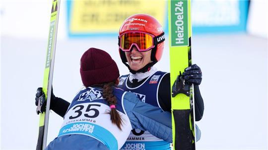 Katharina Schmid (r.) bejubelte in Lillehammer den 16. Weltcup-Sieg ihrer Karriere.