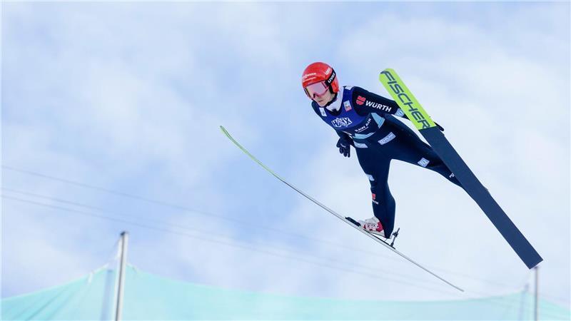 Platz drei beim Skifliegen: Freitag glänzt bei Geduldsprobe Katharina Schmid springt auf 200 Meter.
