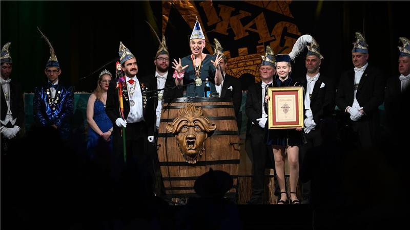 Katharina Schulze, Fraktionsvorsitzende der Grünen im Bayerischen Landtag, steht während der Prunksitzung der Kitzinger Karnevalsgesellschaft (KiKaG) nach der Verleihung des Schlappmaulordens in der Bütt. 