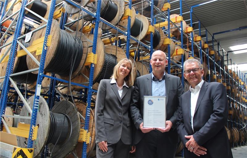 Katharina Stellmacher, Leiterin Personalmanagement bei Zajadacz, und die Geschäftsführer Ralf Moormann und Detlef Ploew (rechts) freuen sich über die Auszeichnung als guter Arbeitgeber .