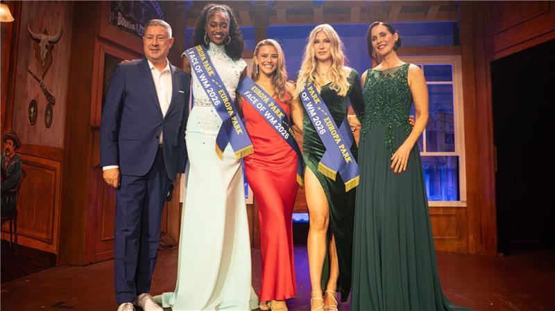 Katharina Westphal (2.v.r.) erreichte beim von Joachim Llambi (links) und Babett Konau (rechts) moderierten Wettbewerb „The Face of WM“ im Europa-Park Rust den dritten Platz. Dalina Polat aus Spanien (3.v.r.) holte sich den Sieg vor Dirodia de Haseth aus Curaçao (2.v.l.).