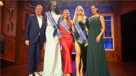 Katharina Westphal (2.v.r.) erreichte beim von Joachim Llambi (links) und Babett Konau (rechts) moderierten Wettbewerb „The Face of WM“ im Europa-Park Rust den dritten Platz. Dalina Polat aus Spanien (3.v.r.) holte sich den Sieg vor Dirodia de Haseth aus Curaçao (2.v.l.).