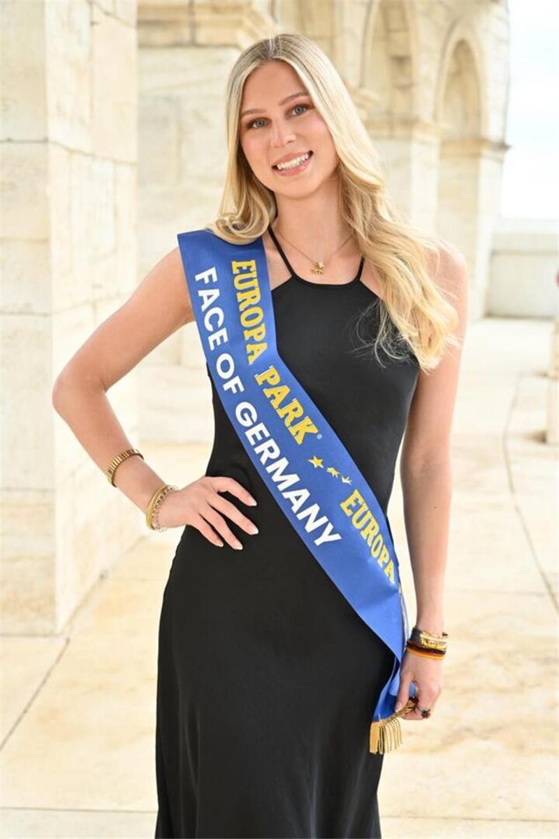 Katharina Westphal strahlt als „Face of Germany“ beim internationalen Wettbewerb „Face of WM 2026“ im Europa-Park Rust, wo sie am Ende den dritten Platz belegte. 
