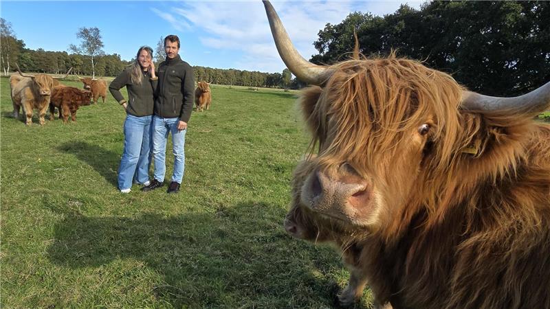 Cow-Sharing-Trend: Warum Hochlandrinder so beliebt sind Katharina und Björn Bedürftig halten 100 Hochlandrinder und vermarkten sie als „Die Moorbauern“ im Cow-Sharing. Bevor ein Rind geschlachtet wird, ist es bereits vollständig verkauft.