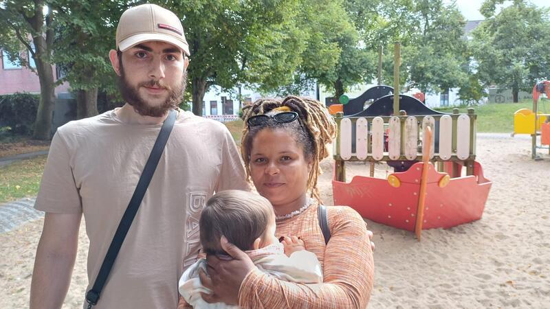 Katharina und Emanuel mit Sohn Levi im Stadtpark Bremerhaven-Lehe. Für die beiden birgt auch der Sandspielplatz im Park eine Gefahr für die Kinder.