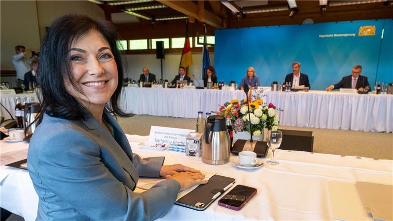 Katherina Reiche (CDU) setzt auf zusätzliche Gaskraftwerke zur Senkung der Energiekosten in Deutschland. Ein „Südbonus“ soll dabei den Fokus auf Süddeutschland setzen.