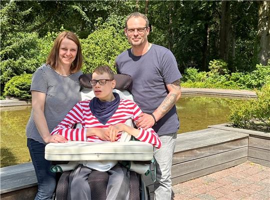 Kathleen und Mark Weber sind froh über die Möglichkeit, mit ihrem Sohn Moritz im Kinderhospiz eine Auszeit vom Pflegealltag zu Hause zu nehmen. Fotos: Dammer
