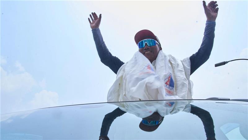 Kathmandu, Nepal: Jubel-Empfang für Sherpa-Legende Kami Rita nach 32. Everest-Erfolg