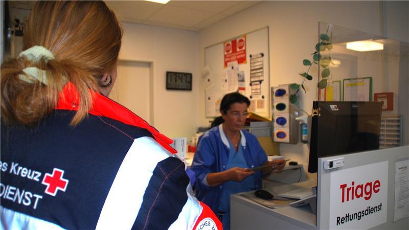 Silvester in der Notaufnahme: Von Vergiftungen und unklarem Fieber Kathrin Bettinger (rechts) stuft die akute Lage der Patienten ein.