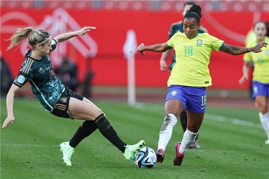 Kathrin Hendrich (l) aus Deutschland kämpft mit Geyse Ferreira aus Brasilien um den Ball. Foto: Daniel Karmann/dpa
