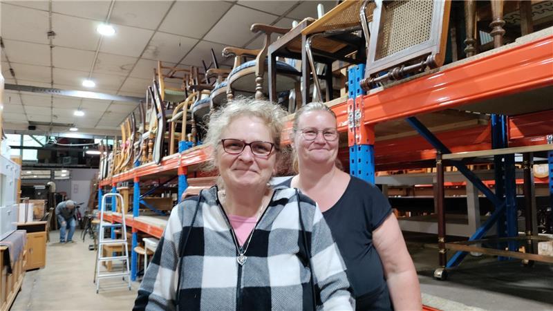 Dirk und Marinas Flohmarkthalle in Stade: Ein Paradies für Trödel-Fans Kathrin Krüger und Manuela Griechen stöbern in der Möbelabteilung.