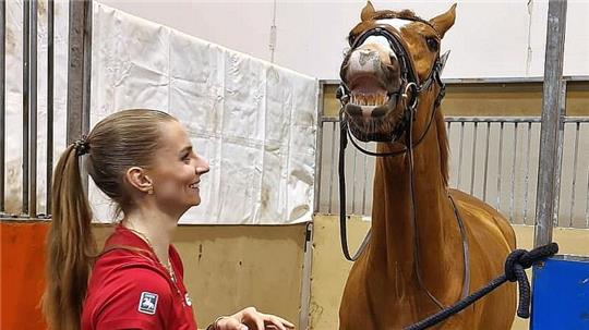 Kathrin Meyer freut sich mit San Classico über den Erfolg beim Weltcup-Finale in Basel.