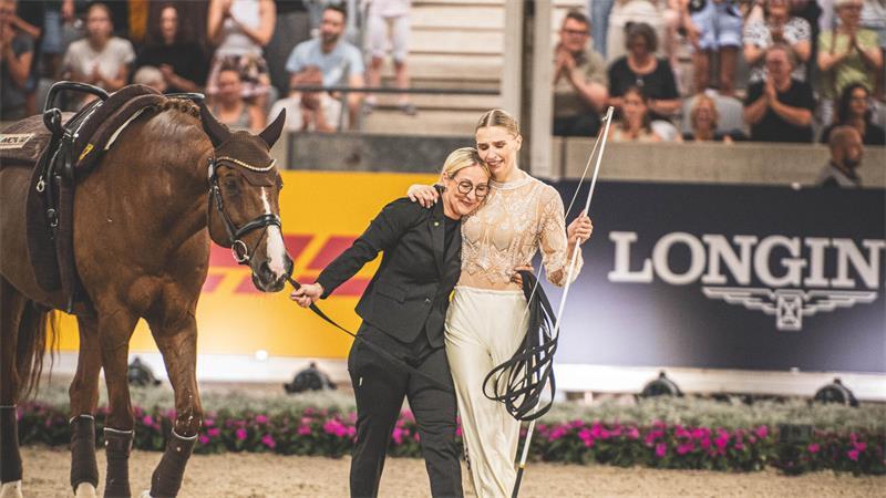 Kathrin Meyer herzt Trainerin und Longenführerin Gesa Bührig nach ihrer Einzel-Kür in Aachen. „Der beste Kumpel“ der beiden, Capitain Claus OLD, genießt die Atmosphäre mit einer Seelenruhe.