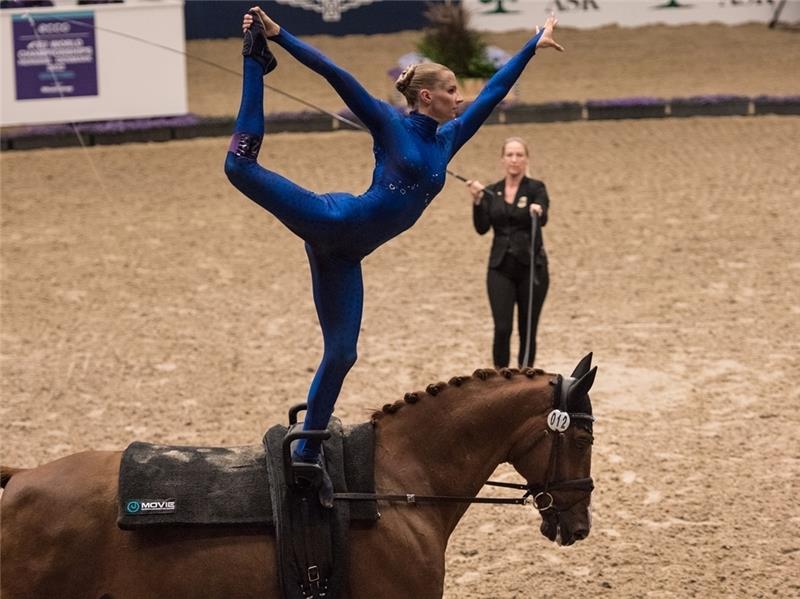 Kathrin Meyer vom RV Fredenbeck holt Titel beim Weltcup-Debüt Kathrin Meyer (hier mit Pferd Capitain Claus) voltigierte in Verden auf San Classico S zu Silber. Foto: Schwartz (Archiv)