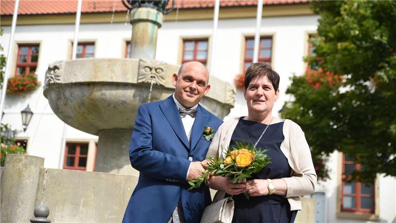 Kathrin Pollnow und Klaus-Dieter Rose stehen vor dem Standesamt in Oschersleben (Sachsen-Anhalt).