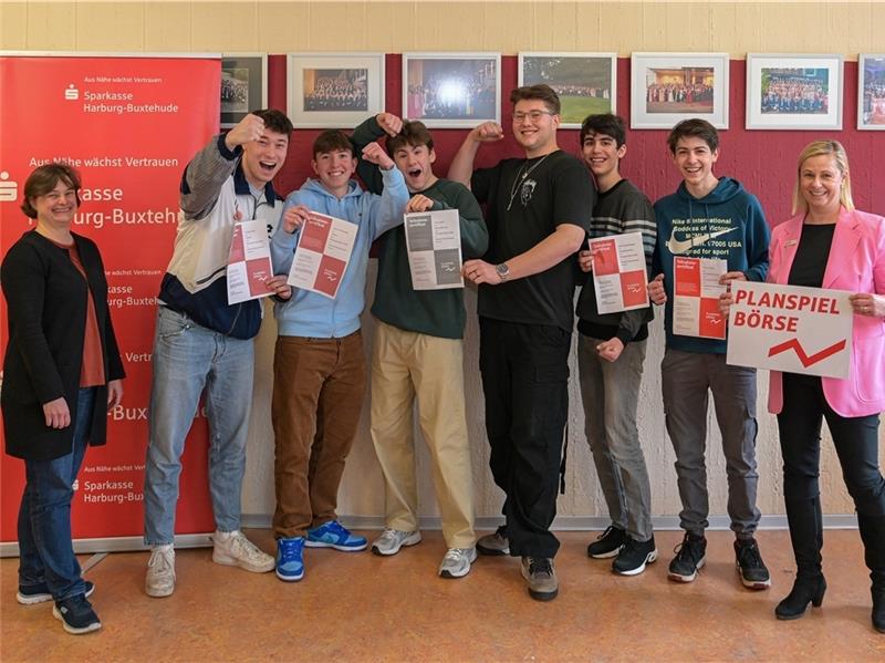 Kathrin Rotsch von der Sparkasse Harburg-Buxtehude (rechts) gratulierte Lehrerin Mirna Timmermann, Vincent Wolf, Joshua Rosendahl, Florian Dittmer, Tom Codini, Josh Schweinberger und Thies Pilgrim (von links) zum erfolgreichen Abschneiden b