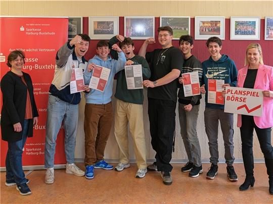 Kathrin Rotsch von der Sparkasse Harburg-Buxtehude (rechts) gratulierte Lehrerin Mirna Timmermann, Vincent Wolf, Joshua Rosendahl, Florian Dittmer, Tom Codini, Josh Schweinberger und Thies Pilgrim (von links) zum erfolgreichen Abschneiden b