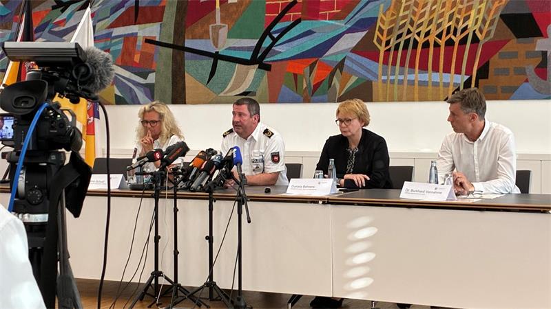 Pressekonferenz mit Innenministerin: Hintergründe zur Bluttat in Stade Kathrin Schuol, Jörg Wesemann, Daniela Behrens und Burkhard Vonnahme bei der Pressekonferenz.