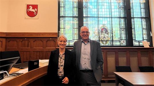 Kathrin Wahlmann und Matthias Bähre im großen Saal des Landgerichts Stade. Ohne Suizid hätte die Verhandlung hier stattfinden können.