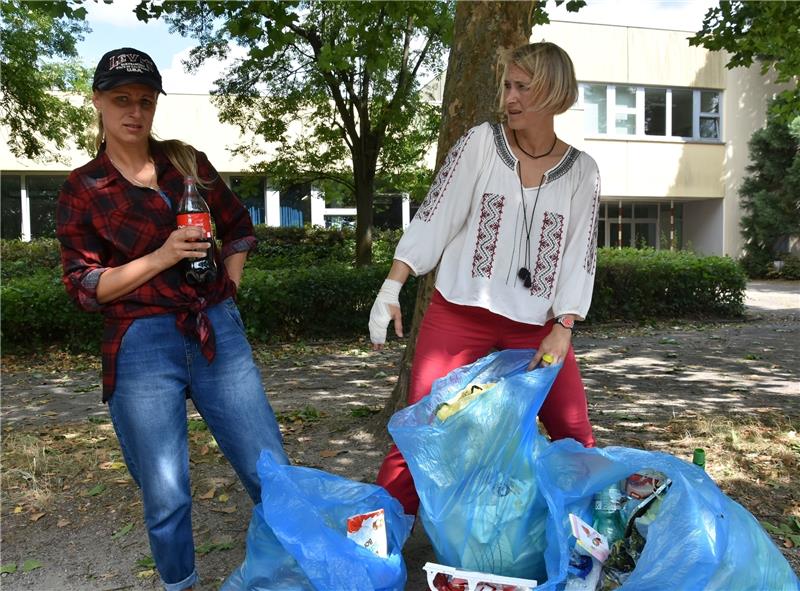Kathrin Witthöft (rechts) sorgt sich um die Umwelt – Lucie Cerveny nicht: Mit einem Schulprojekt wollen die Künstlerinnen Jugendliche für das Thema Müll sensibilisieren. Die Teilnehmer sollen ihre eigenen Ideen einbringen. Das Ergebnis wird