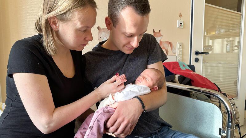 Kathrin und Jonas Elfers mussten ihre 15 Tage alte Tochter Marie vor Weihnachten mit hohem Fieber in die Kinderklinik des Elbe Klinikums bringen. Jetzt geht es allen besser.