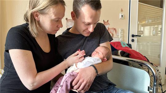 Kathrin und Jonas Elfers mussten ihre 15 Tage alte Tochter Marie vor Weihnachten mit hohem Fieber in die Kinderklinik des Elbe Klinikums bringen. Jetzt geht es allen besser.