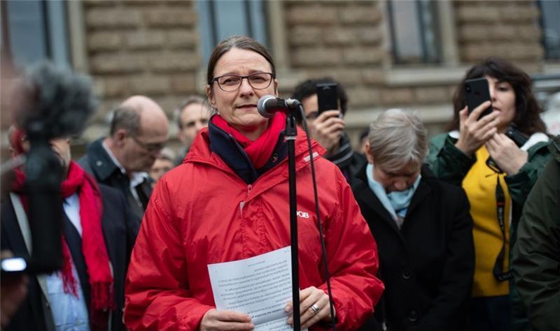 Katja Karger, Vorsitzende des Deutschen Gewerkschaftsbundes (DGB) in Hamburg, spricht (vor Ausbruch der Corona-Pandemie) auf einer Veranstaltung auf dem Rathausmarkt. Foto: Daniel Reinhardt/dpa
