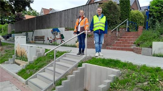 Katja Küntzelmann und Rainer Ratzke von der Hansestadt Stade begutachten den Bereich der Harsefelder Straße zwischen Sachsenstraße und Am Exerzierplatz.