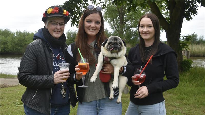 Gute Stimmung inklusive: Vatertagstouren an Elbe und Oste Katja Meyer, Dana von Borstel und Maresa Müller genießen den Tag mit "Elvis".