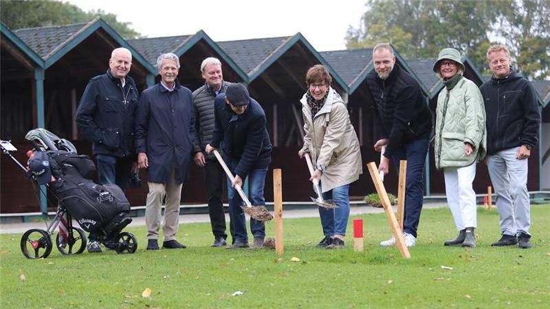 Katja Oldenburg-Schmidt (Mitte) und die Golfer beim ersten Spatenstich für die Driving Range. Die Buxtehuder Bürgermeisterin lobt das Engagement des Vereins.