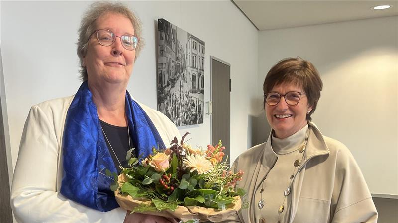 Zäsur bei den Elbe Kliniken und der SPD: Kai Holm gibt alle Ämter auf und tritt ab Katja Oldenburg-Schmidt gratuliert Gaby Wehrens (links) zur einstimmigen Wahl durch den Rat der Stadt Buxtehude