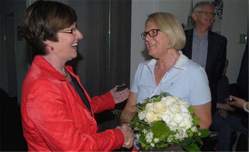 Katja Oldenburg-Schmidt ist neue Bürgermeisterin in Buxtehude. Arnhild Biesenbach, Vorsitzende der CDU-Fraktion in Buxtehude, gratuliert. Foto Vasel