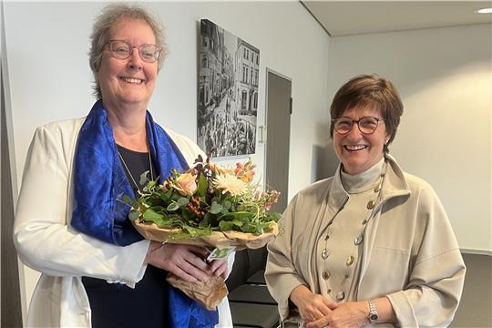 Katja Oldenburg-Schmidt (rechts) gratuliert Gaby Wehrens zur einstimmigen Wahl durch den Rat der Stadt Buxtehude.