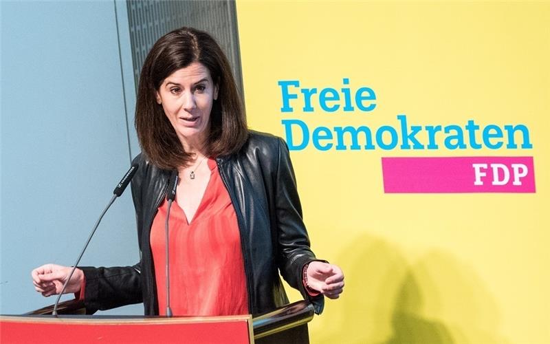 Katja Suding, Landesvorsitzende der FDP Hamburg, spricht beim Landesparteitag. Suding hat gut ein halbes Jahr nach der Wahlschlappe der FDP in Hamburg ihr Ausscheiden aus der Politik angekündigt. Foto: Daniel Bockwoldt/dpa