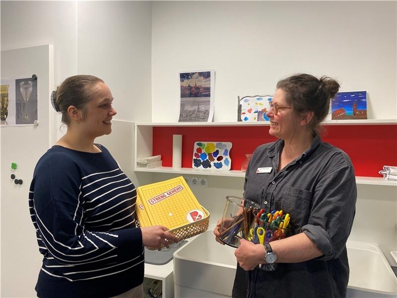 Katja Tiltmann und Ulrike Mayer-Küster entwickeln kreative Angebote rund um die Ausstellungsschätze des Buxtehude Museums. Foto: Weselmann