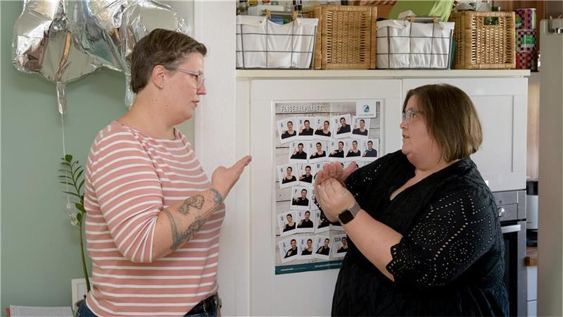 Katja Vogel im Gespräch mit Kirsty Altendorf (von links).