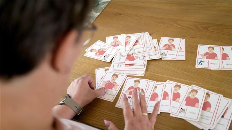 Katja Vogel übt anhand von Karten die Gebärdensprache.