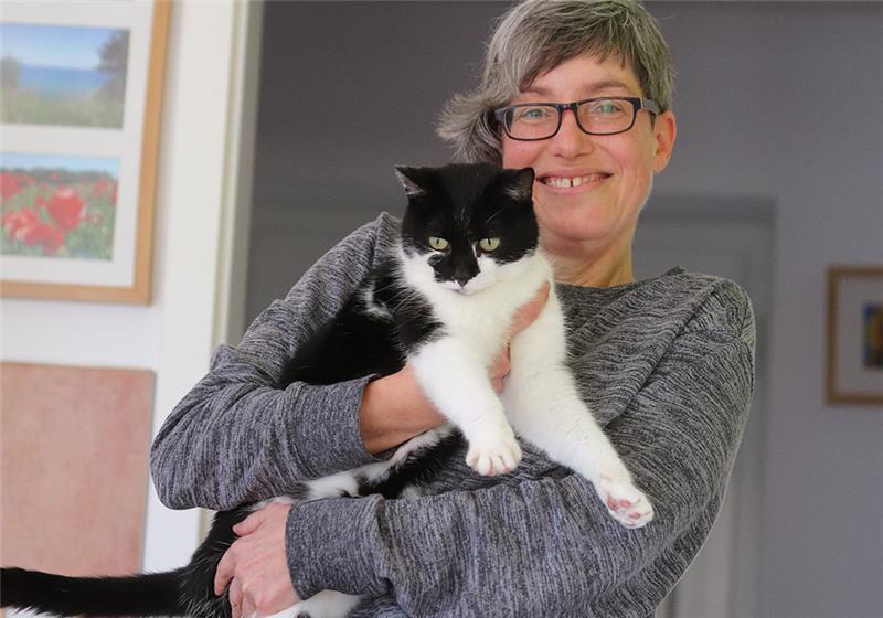 Katjana Lorenz freut sich, dass Katzendame Hetty wieder zurück ist. Wie sie von Hammah in die Wingst gekommen ist – das bleibt ihr Geheimnis. Sie macht aber kein Geheimnis daraus, dass sie für Fototermine nicht viel übrig hat. Foto: Klempow