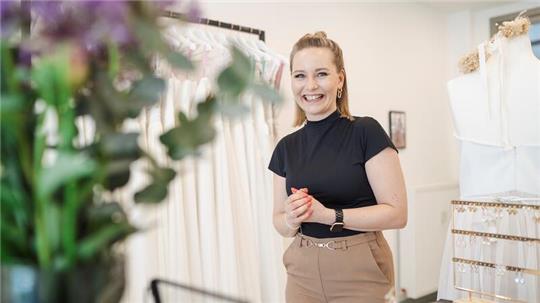 Katrin Dieckmann-Franke ist die Inhaberin des Brautmodenstudios Fleth Braut in Buxtehude. Die IHK Elbe-Weser zeichnete die Unternehmerin mit dem Gründungspreis aus.