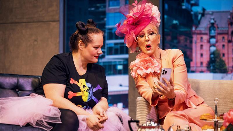 Katrin Filzen und Désirée Nick sorgen in der Komödie „Spiel gewinnt“ für heitere Bühnenmomente.