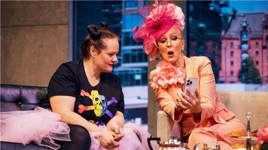 Katrin Filzen und Désirée Nick sorgen in der Komödie „Spiel gewinnt“ für heitere Bühnenmomente.