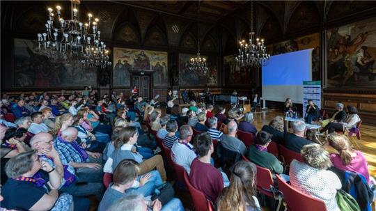 Katrin Göring-Eckardt, Irme Stetter-Karp, Luisa Neubauer und Moderatorin Katharina Norpoth, sitzen auf dem Deutschen Katholikentag im Festsaal des Rathauses bei einer Podiumsdiskussion.