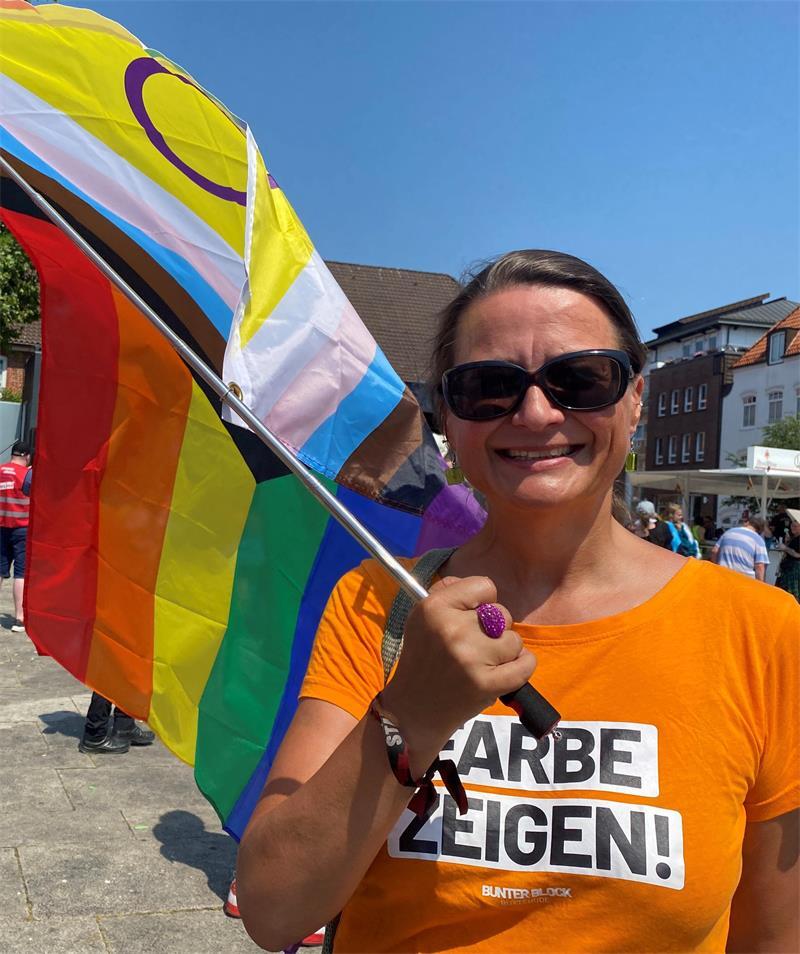 Katrin Hauschild vom Bunten Block zeigt sich solidarisch mit der queeren Community und findet es großartig, dass Stade einen eigenen CSD hat.
