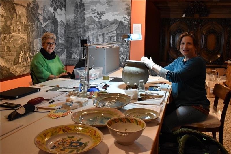 Katrin Mielitz und Ulrike Habeck (von links) sind dabei, unproblematische Objekte wie beispielsweise Geschirr der im Heimatmuseum verorteten Sammlung in mühevoller Arbeit zu sichten, zu reinigen und zu katalogisieren. Fotos: Weselmann