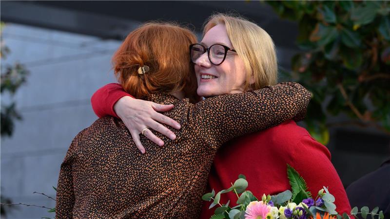 Katrin Schumacher (l), Vorsitzende der Jury, umarmt Kristine Bilkau.