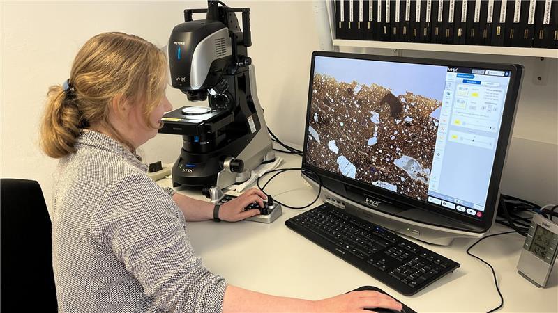 Archäologen sind der mächtigen Sachsen-Fürstin von Assel auf der Spur Katrin Struckmeyer untersucht die Keramik: Mit Hightech kann sie nachweisen, woher der Ton stammt.