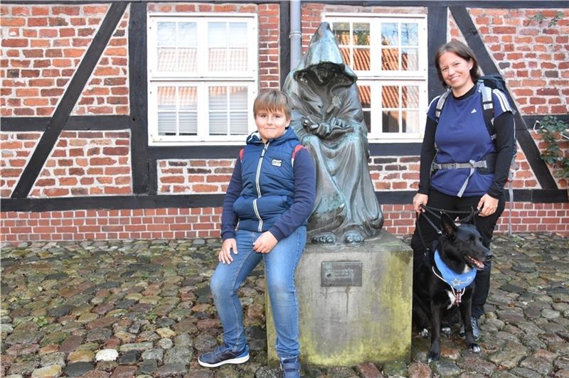 Katrin Zekay folgt den Spuren des Abts von Stade . Immer mit dabei: Mischlingshündin Emma, ab und an dabei: Sohn Carlos (8). Foto: Felsch