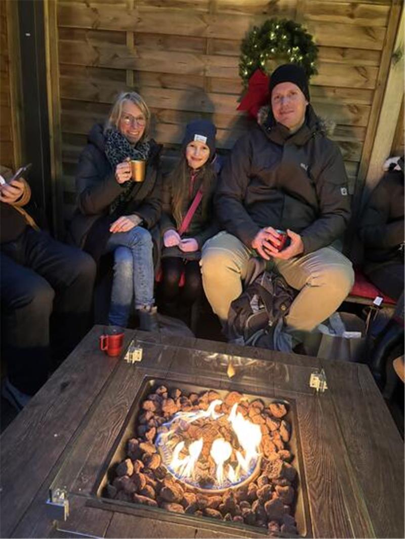 Katrin und Christoph Hagedorn wärmten sich mit Tochter Anne Rieke am Feuer, bevor es zur Schlittschuhbahn ging.